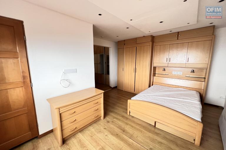 A louer grande villa F5 avec piscine, vue panoramique, jardin, parking pour 4 voitures à Bellepierre, proche CHU
