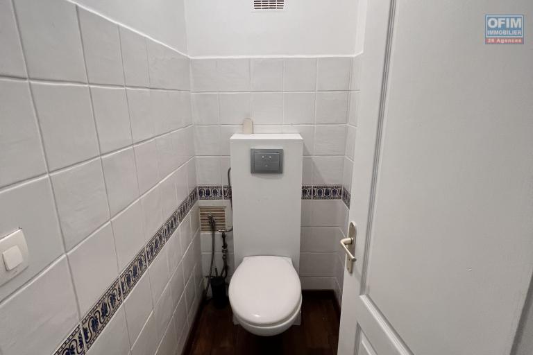 A louer grande villa F5 avec piscine, vue panoramique, jardin, parking pour 4 voitures à Bellepierre, proche CHU