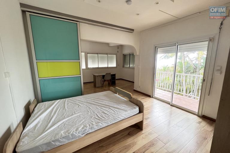 A louer grande villa F5 avec piscine, vue panoramique, jardin, parking pour 4 voitures à Bellepierre, proche CHU