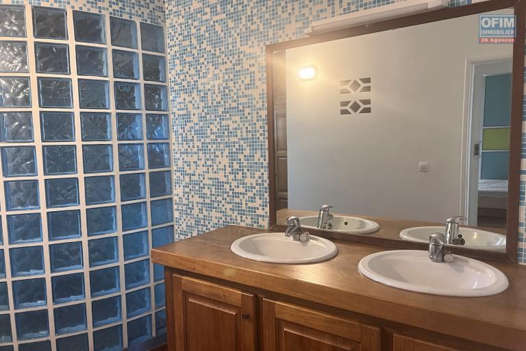 A louer grande villa F5 avec piscine, vue panoramique, jardin, parking pour 4 voitures à Bellepierre, proche CHU