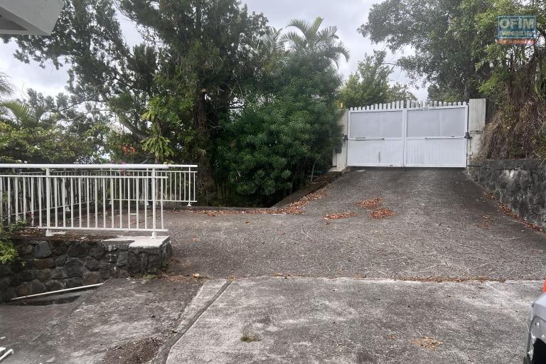 A louer grande villa F5 avec piscine, vue panoramique, jardin, parking pour 4 voitures à Bellepierre, proche CHU