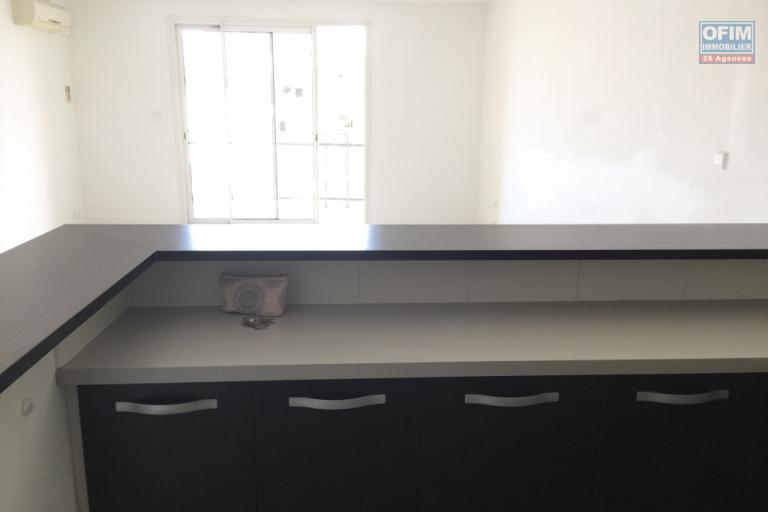 A vendre appartement type T3 avec terrasse et parking en ville de Saint Denis - proche du Jardin de l'Etat - Résidence le Flamboyant