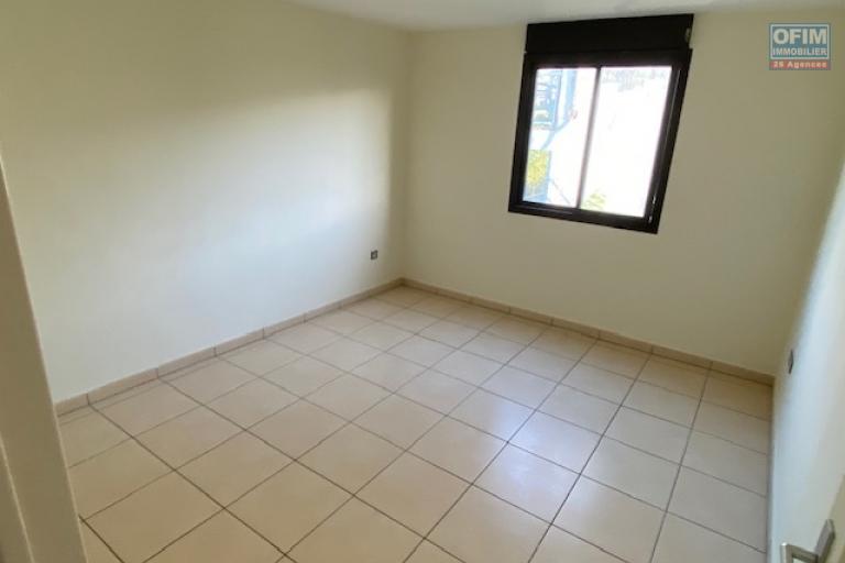 A vendre grand T2 à STE CLOTILDE proche des grands axes, facs, commerces...