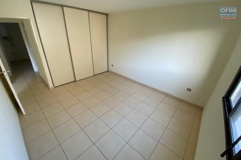 A vendre grand T2 à STE CLOTILDE proche des grands axes, facs, commerces...