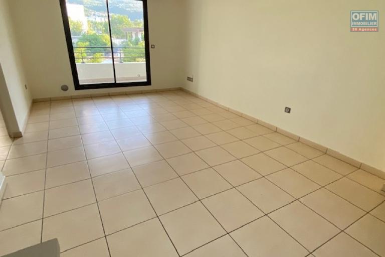 A vendre grand T2 à STE CLOTILDE proche des grands axes, facs, commerces...