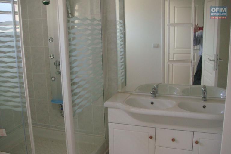 A vendre T3 duplex à La Montagne dans la residence les huppes de bourbon