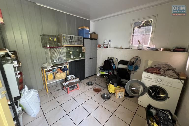 Jolie maison F4 plain pied construite en 1996 de 80 m2 habitables + 30 m2 de terrasse couverte et 30 m2 d'abris voiture implantée sur 350 m2