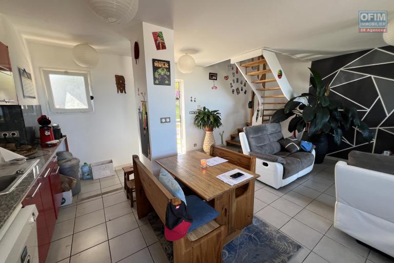 Bel appartement T3 Duplex de 71 m2 utiles avec varangue et pleine vue mer imprenable de toutes les pieces.
