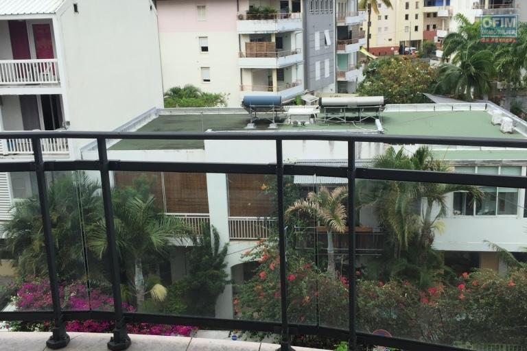 A vendre appartement type T3 au R+3 avec terrasse et parking aérien en ville de Saint Denis - Proximité Jardin de l'Etat - résidence Flamboyant