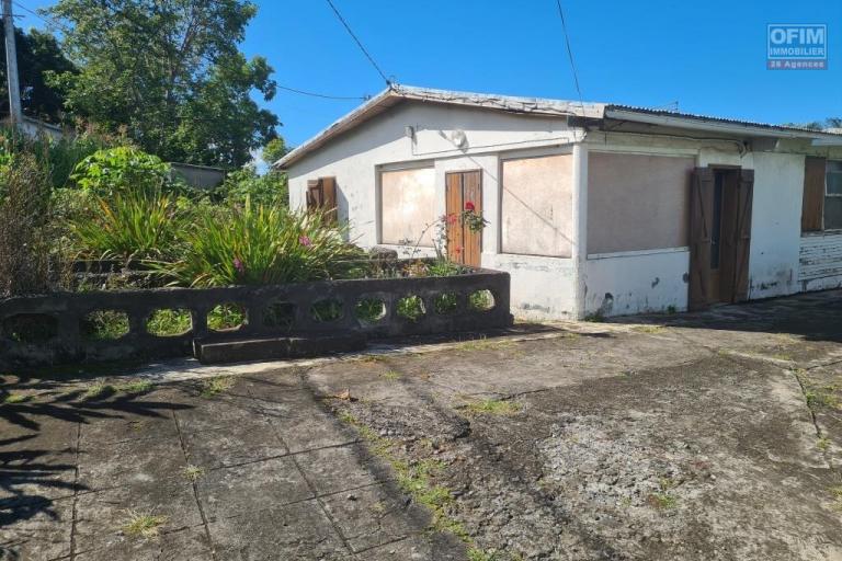 A vendre villa à rénover totalement de type F4 d'environ 90 m² sur un grand terrain d'environ 900 m² le Tampon Bras de Pontho