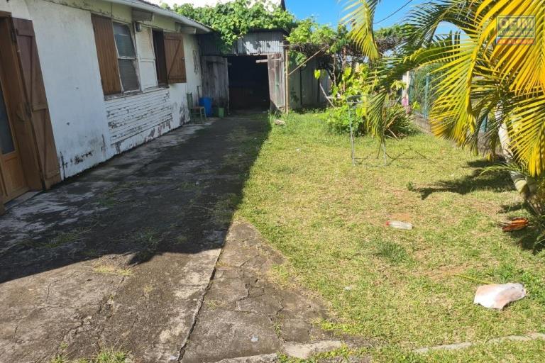A vendre villa à rénover totalement de type F4 d'environ 90 m² sur un grand terrain d'environ 900 m² le Tampon Bras de Pontho