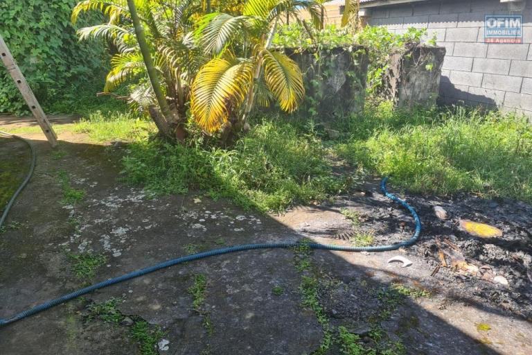 A vendre villa à rénover totalement de type F4 d'environ 90 m² sur un grand terrain d'environ 900 m² le Tampon Bras de Pontho