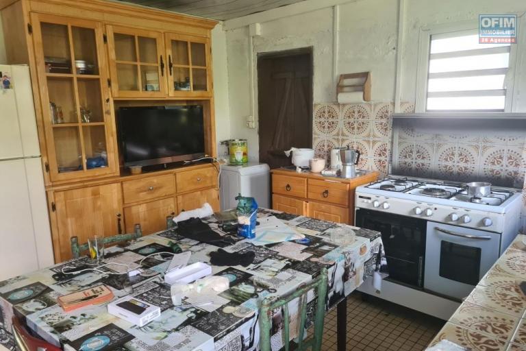 A vendre villa à rénover totalement de type F4 d'environ 90 m² sur un grand terrain d'environ 900 m² le Tampon Bras de Pontho
