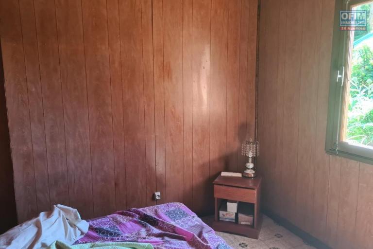 A vendre villa à rénover totalement de type F4 d'environ 90 m² sur un grand terrain d'environ 900 m² le Tampon Bras de Pontho