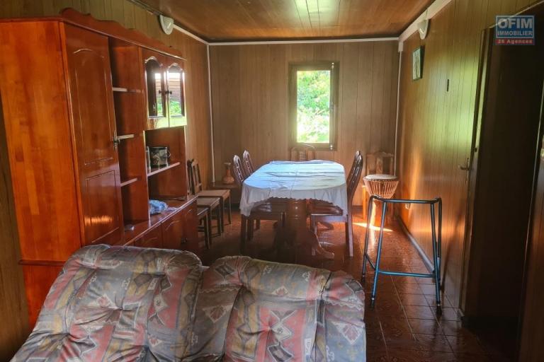 A vendre villa à rénover totalement de type F4 d'environ 90 m² sur un grand terrain d'environ 900 m² le Tampon Bras de Pontho
