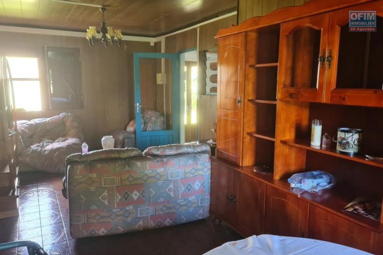 A vendre villa à rénover totalement de type F4 d'environ 90 m² sur un grand terrain d'environ 900 m² le Tampon Bras de Pontho