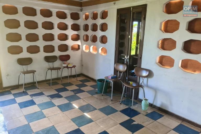 A vendre villa à rénover totalement de type F4 d'environ 90 m² sur un grand terrain d'environ 900 m² le Tampon Bras de Pontho