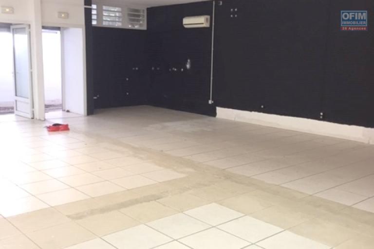 A LOUER LOCAL PROFESSIONNEL OU COMMERCIAL A  LE PORT