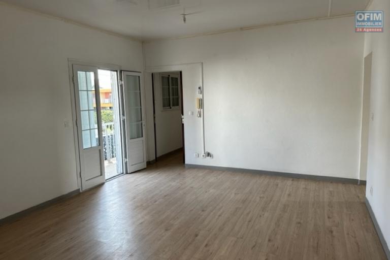 A louer bel appartement F3 au coeur du centre ville de Saint-André