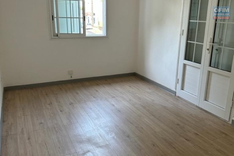A louer bel appartement F3 au coeur du centre ville de Saint-André