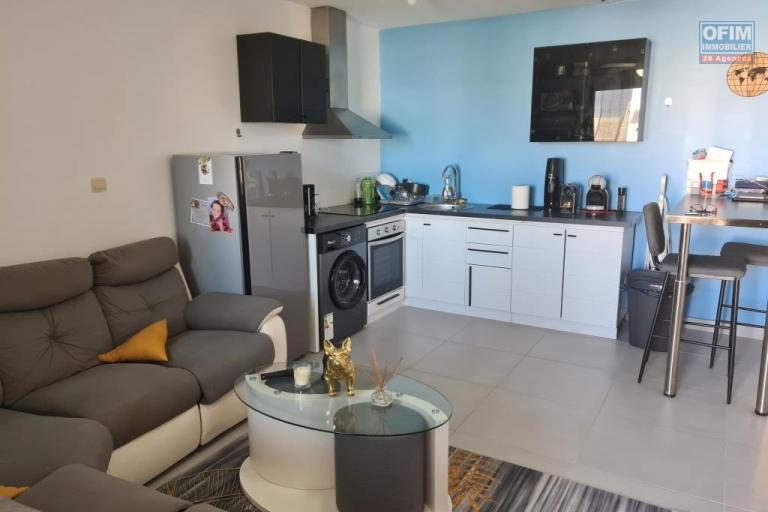 Nous vous proposons à la location ce magnifique appartement MEUBLE de type F2 avec jardinets d'environ 41 m² le Tampon.