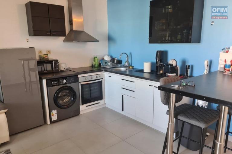 Nous vous proposons à la location ce magnifique appartement MEUBLE de type F2 avec jardinets d'environ 41 m² le Tampon.