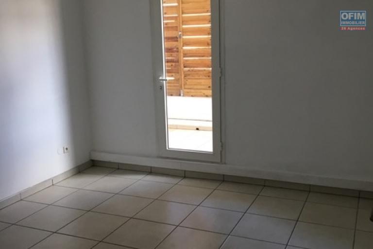En vente grand T3 avec belle varangue à STE CLOTILDE, rue Tessan, proche des écoles, commerces, lignes de bus....