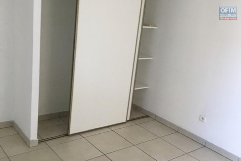 En vente grand T3 avec belle varangue à STE CLOTILDE, rue Tessan, proche des écoles, commerces, lignes de bus....