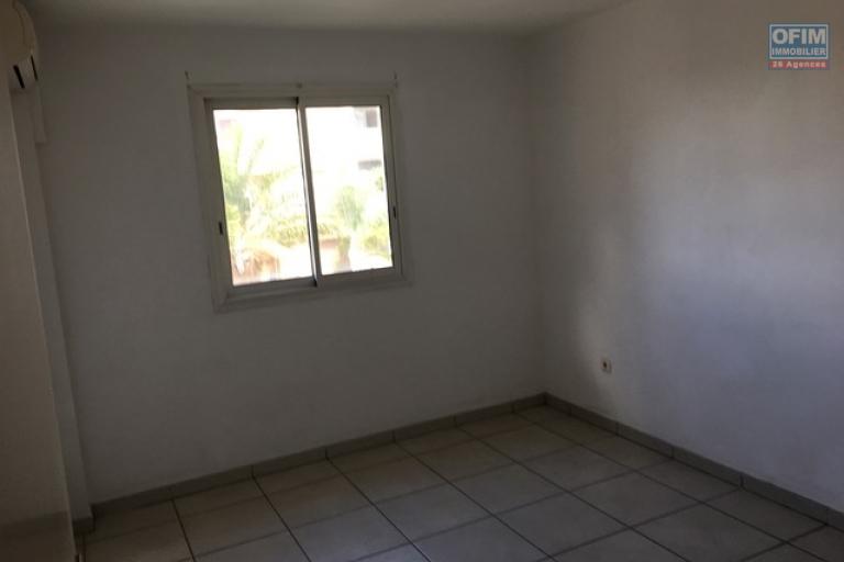 En vente grand T3 avec belle varangue à STE CLOTILDE, rue Tessan, proche des écoles, commerces, lignes de bus....