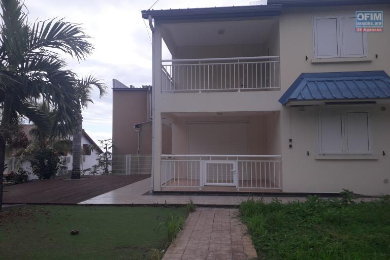 A louer Possession grande villa F4 avec garage ( Boeuf Mort )