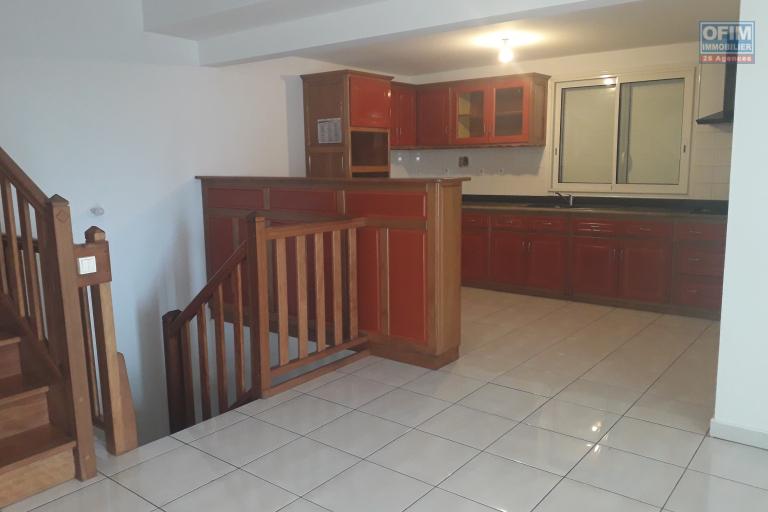 A louer Possession grande villa F4 avec garage ( Boeuf Mort )