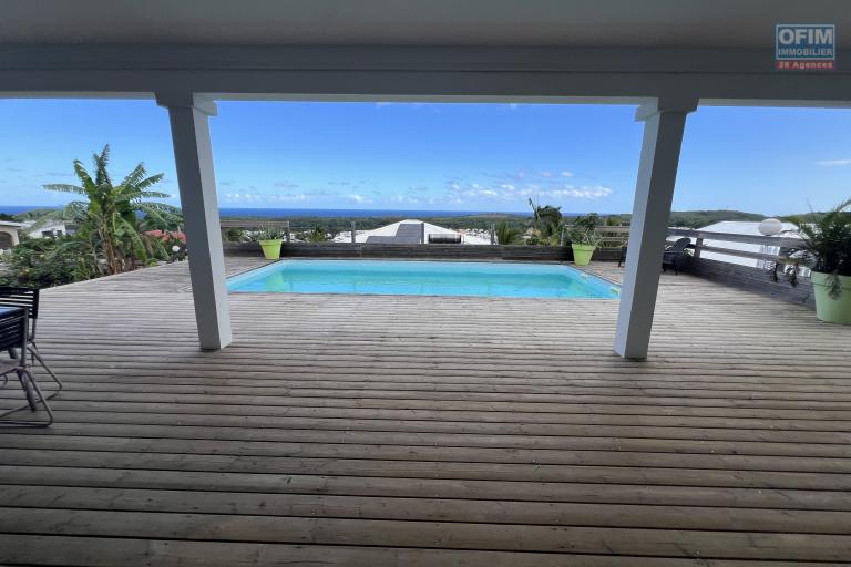 Jolie maison F5 de plain-pied avec piscine, vue mer et montagne, 100 m d'altitude, en impasse et sans vis à vis.