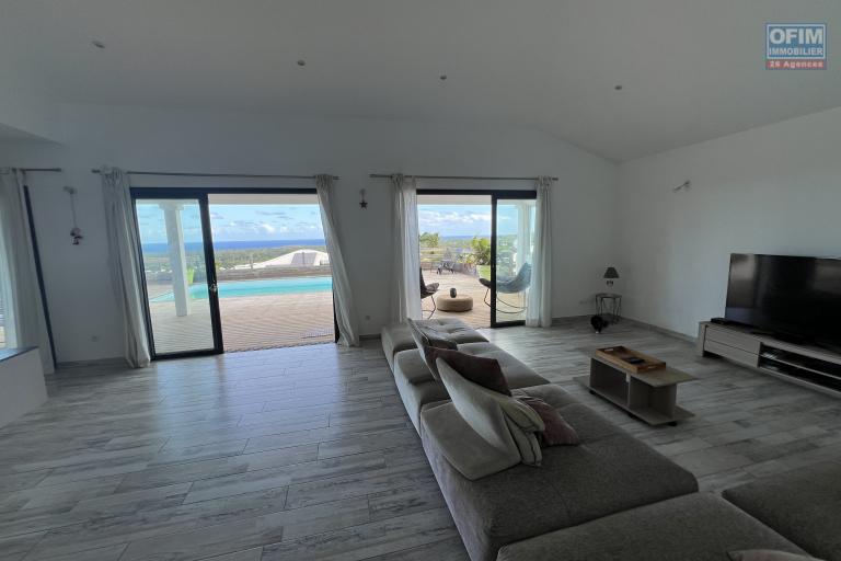 Jolie maison F5 de plain-pied avec piscine, vue mer et montagne, 100 m d'altitude, en impasse et sans vis à vis.