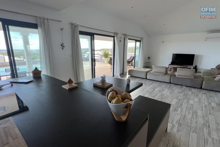 Jolie maison F5 de plain-pied avec piscine, vue mer et montagne, 100 m d'altitude, en impasse et sans vis à vis.
