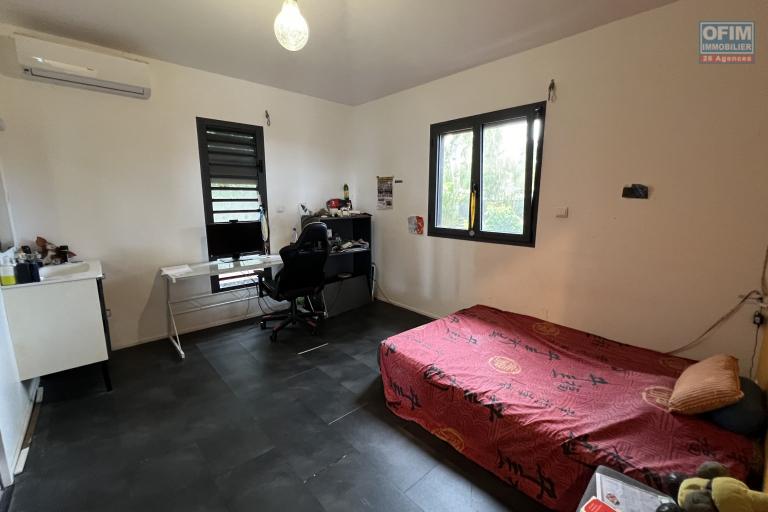 Jolie maison F5 de plain-pied avec piscine, vue mer et montagne, 100 m d'altitude, en impasse et sans vis à vis.