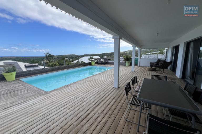 Jolie maison F5 de plain-pied avec piscine, vue mer et montagne, 100 m d'altitude, en impasse et sans vis à vis.
