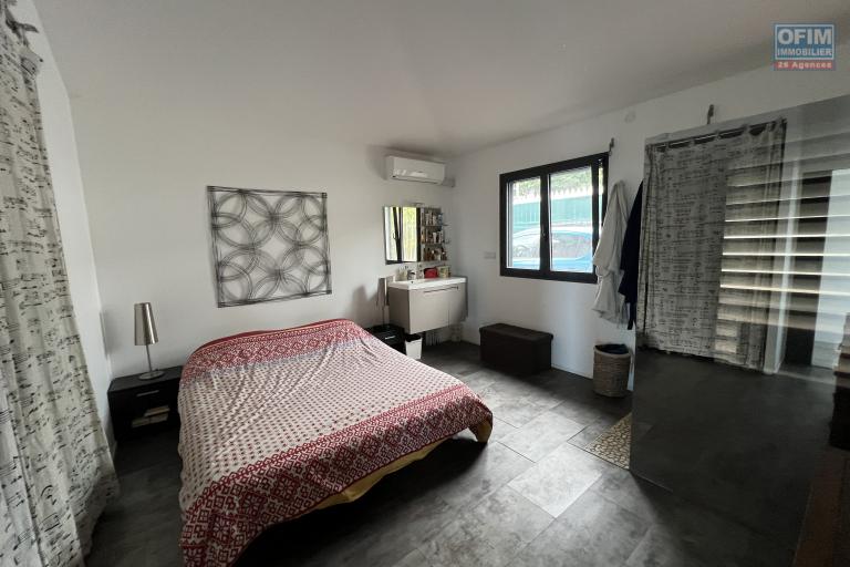 Jolie maison F5 de plain-pied avec piscine, vue mer et montagne, 100 m d'altitude, en impasse et sans vis à vis.