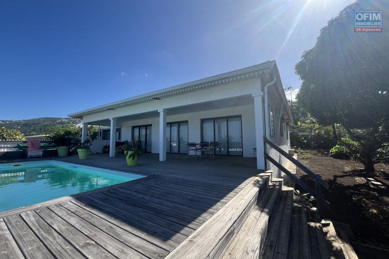 Jolie maison F5 de plain-pied avec piscine, vue mer et montagne, 100 m d'altitude, en impasse et sans vis à vis.