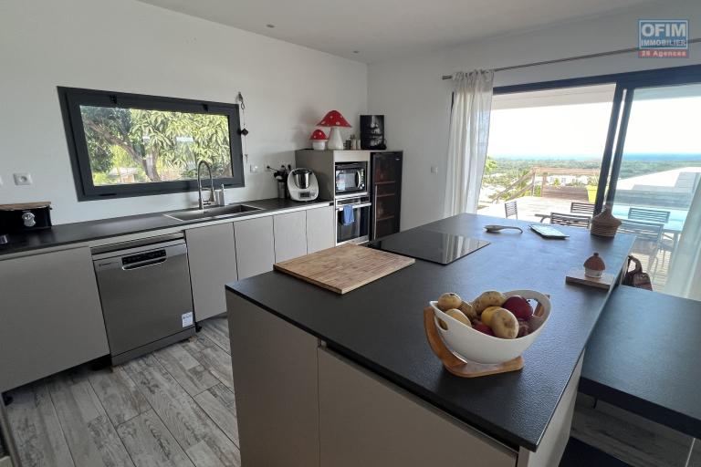 Jolie maison F5 de plain-pied avec piscine, vue mer et montagne, 100 m d'altitude, en impasse et sans vis à vis.