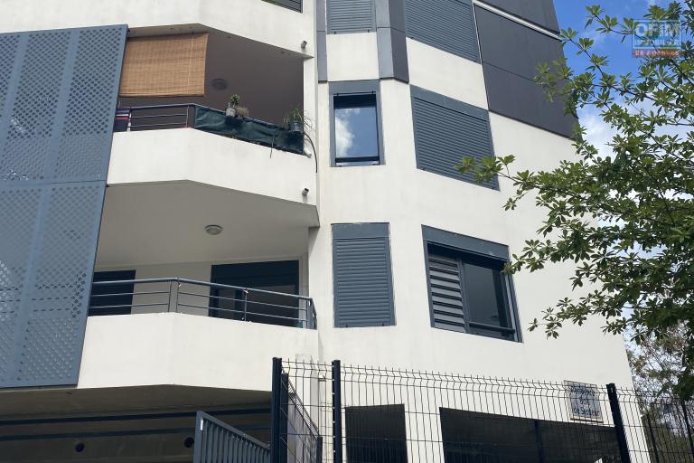  A vendre ce bel appartement de type F2 de 39,58 m2 et 9,08 m2 de varangue sur la résidence Bois de senteur situé avenue Georges Brassens 97490 Sainte Clotilde. - Façade de l'immeuble