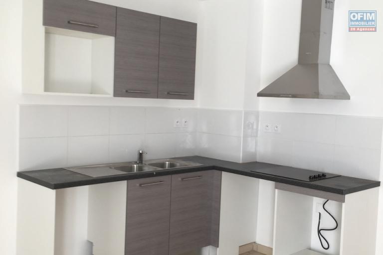  A vendre ce bel appartement de type F2 de 39,58 m2 et 9,08 m2 de varangue sur la résidence Bois de senteur situé avenue Georges Brassens 97490 Sainte Clotilde. - Cuisine aménagée