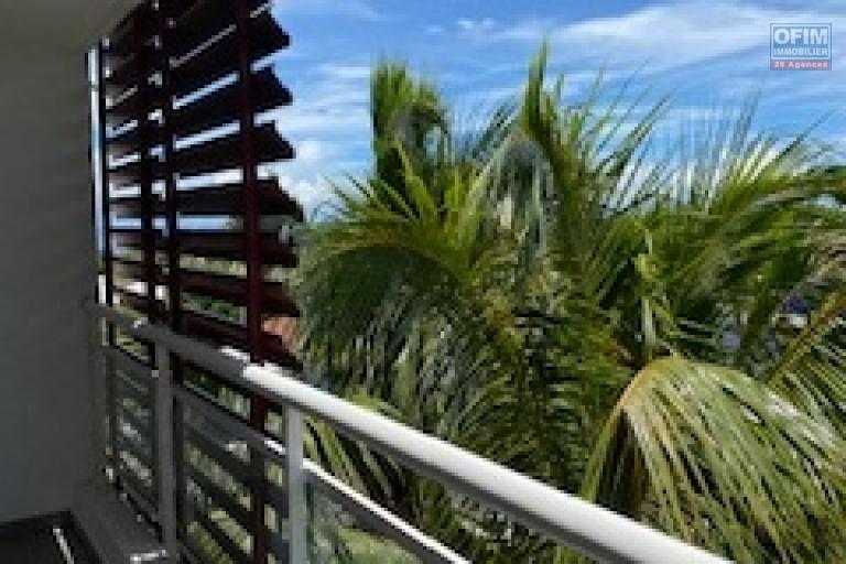 A vendre ce bel appartement de type F2 de 41.45 m2 et 11.44 m2 de varangue sur la résidence AMARANTES situé avenue Stanislas Gimard 97490 Sainte Clotilde.