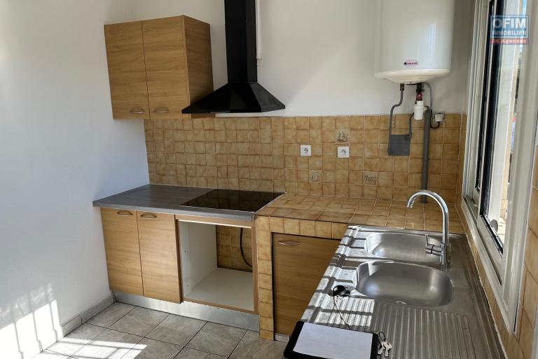 A louer bel appartement F3 au 1er étage d'un petit immeuble en R+1 avec parking au lieu dit Petit-Bazar