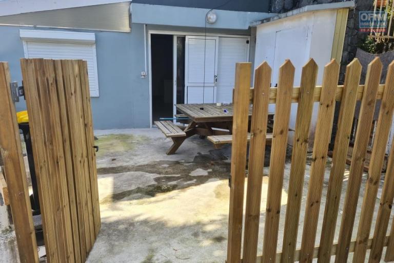 A louer joli appartement de type F3 d'environ 60 m² avec courette le Tampon 12 éme