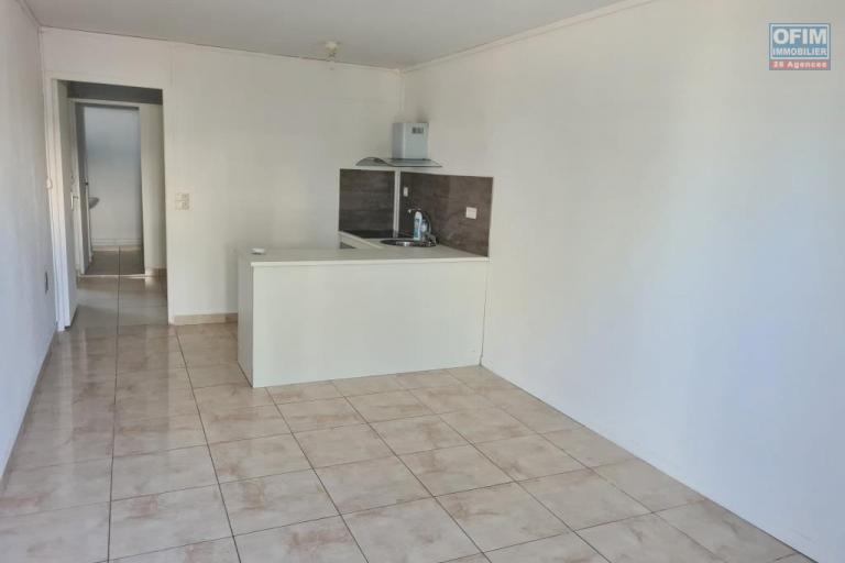 A louer joli appartement de type F3 d'environ 60 m² avec courette le Tampon 12 éme