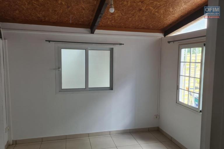 A louer joli appartement de type F3 d'environ 60 m² avec courette le Tampon 12 éme