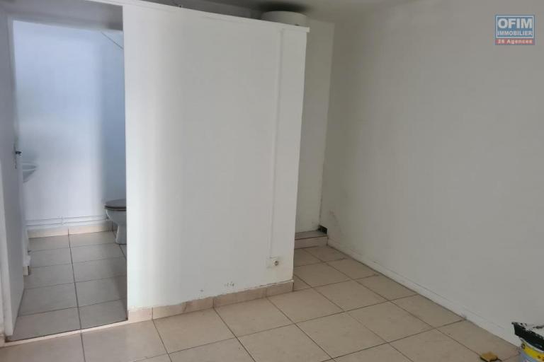 A louer joli appartement de type F3 d'environ 60 m² avec courette le Tampon 12 éme