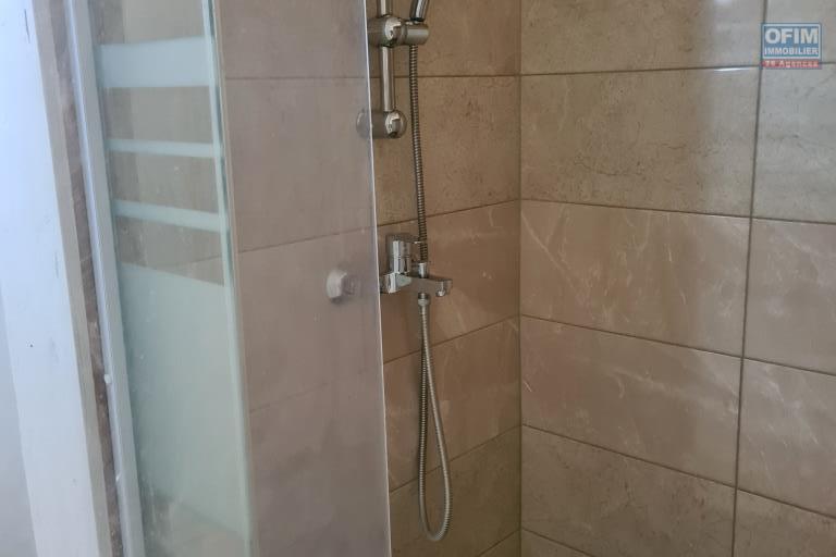 A louer joli appartement de type F3 d'environ 60 m² avec courette le Tampon 12 éme