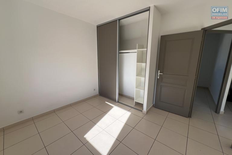 Maison F4 en R+1 de 98,30 m2 habitables + varangue, datant de 2014, en parfait état et implantée sur 280 m2 de terrain plat.