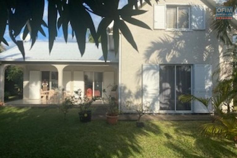 A louer cette belle villa F5 avec grand jardin arboré située à la Bretagne Sainte Clotilde.